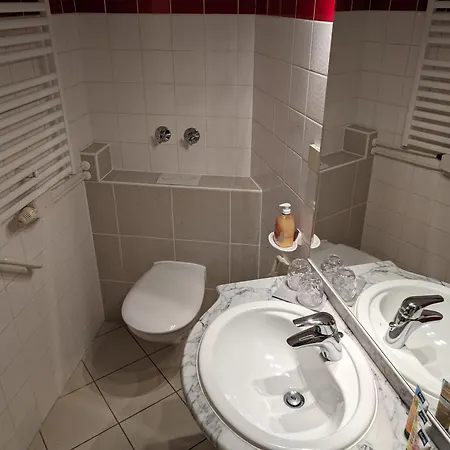 Mit Balkon Und Pool, Zentral Am Waldrand Apartment *