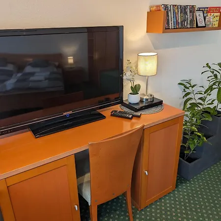 Apartment Mit Balkon Und Pool, Zentral Am Waldrand *